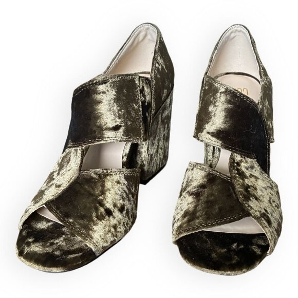 Cabi Green Crushed Velvet High Block Heel Open-Toe Sandals  Size 7 - EUC - Picture 1 of 8